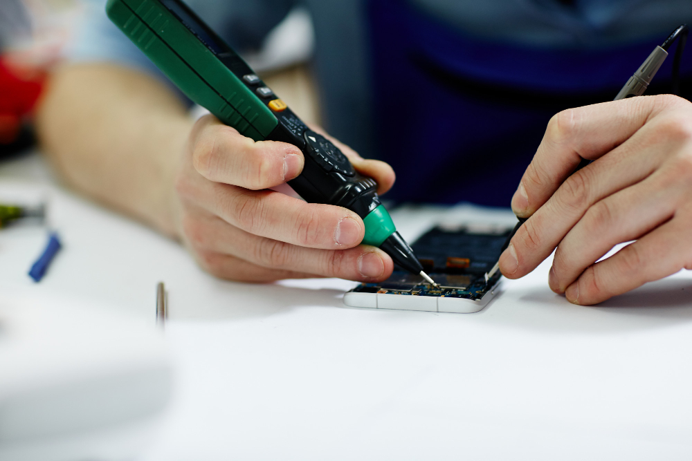 Technician repairing oppo phone repairs